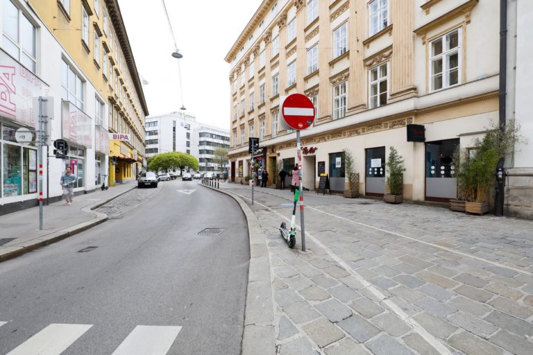 Wieden Breiterer Radweg bei der Paulanerkirche Fahrrad Wien