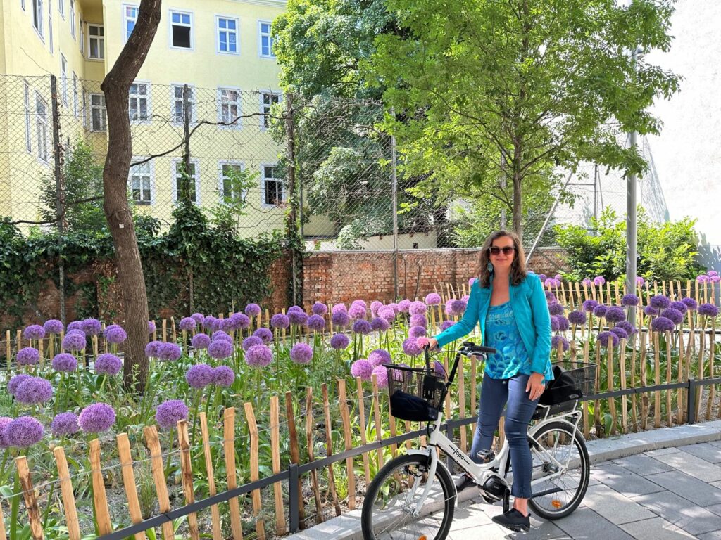 Ulli Sima in der Pfeilgasse mit Fahrrad