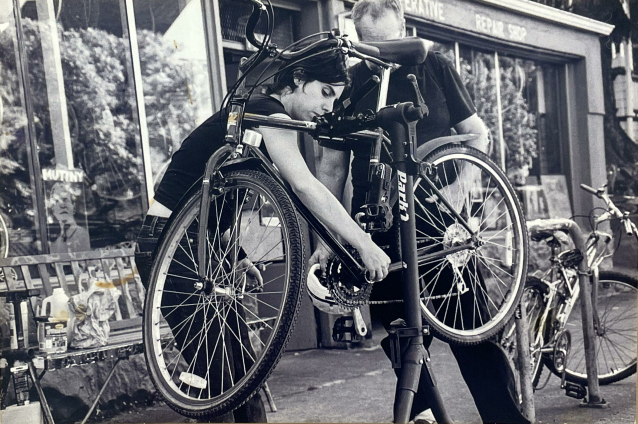 Elizabeth Ward schraubt an einem Fahrrad